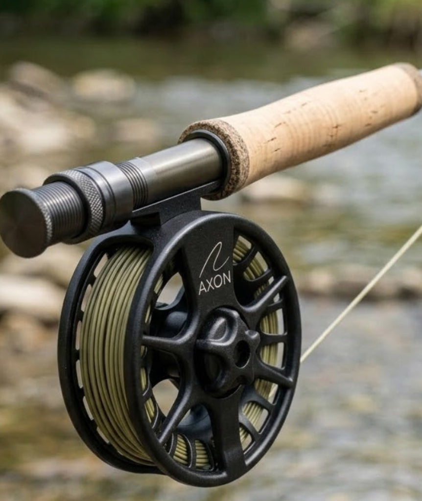 Moulinet special edition montrer au dessus dune riviere pres pour la peche avec la canne axon