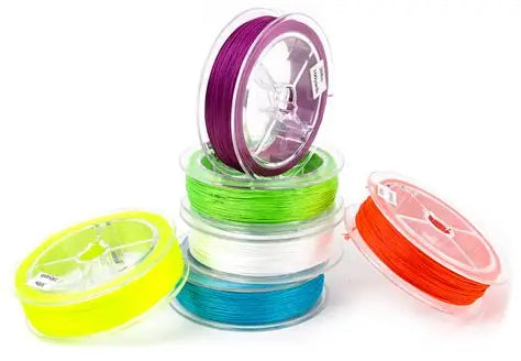 Gamme de backing Dacron pour moulinet de pêche à la mouche Axon en 6 couleurs visibles : jaune fluo, mauve, vert lime, blanc, bleu et orange, empilées sur fond blanc.