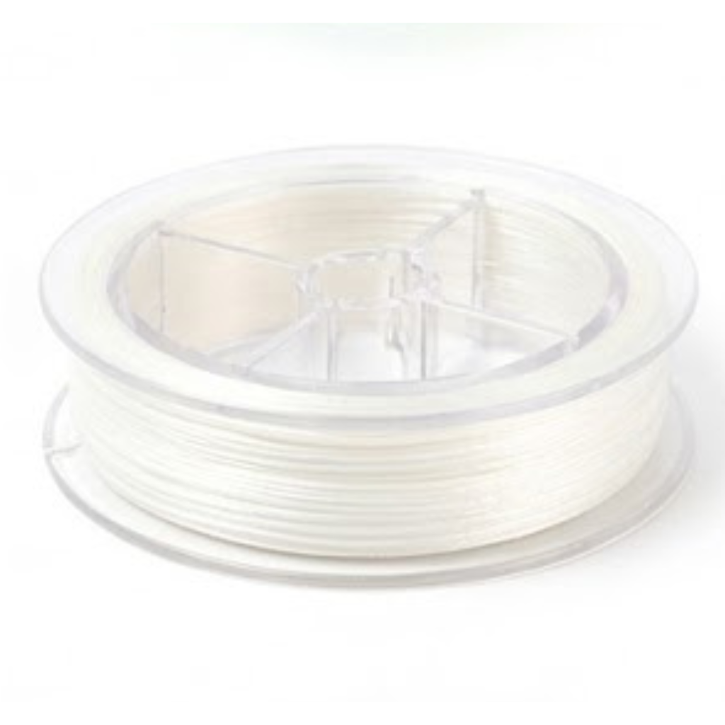 Une photographie de studio détaillée et nette d'une bobine de fil de pêche tressé de couleur blanc éclatant, enroulée sur un dévidoir en plastique transparent, reposant sur un fond blanc pur.