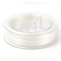 Une photographie de studio détaillée et nette d'une bobine de fil de pêche tressé de couleur blanc éclatant, enroulée sur un dévidoir en plastique transparent, reposant sur un fond blanc pur.