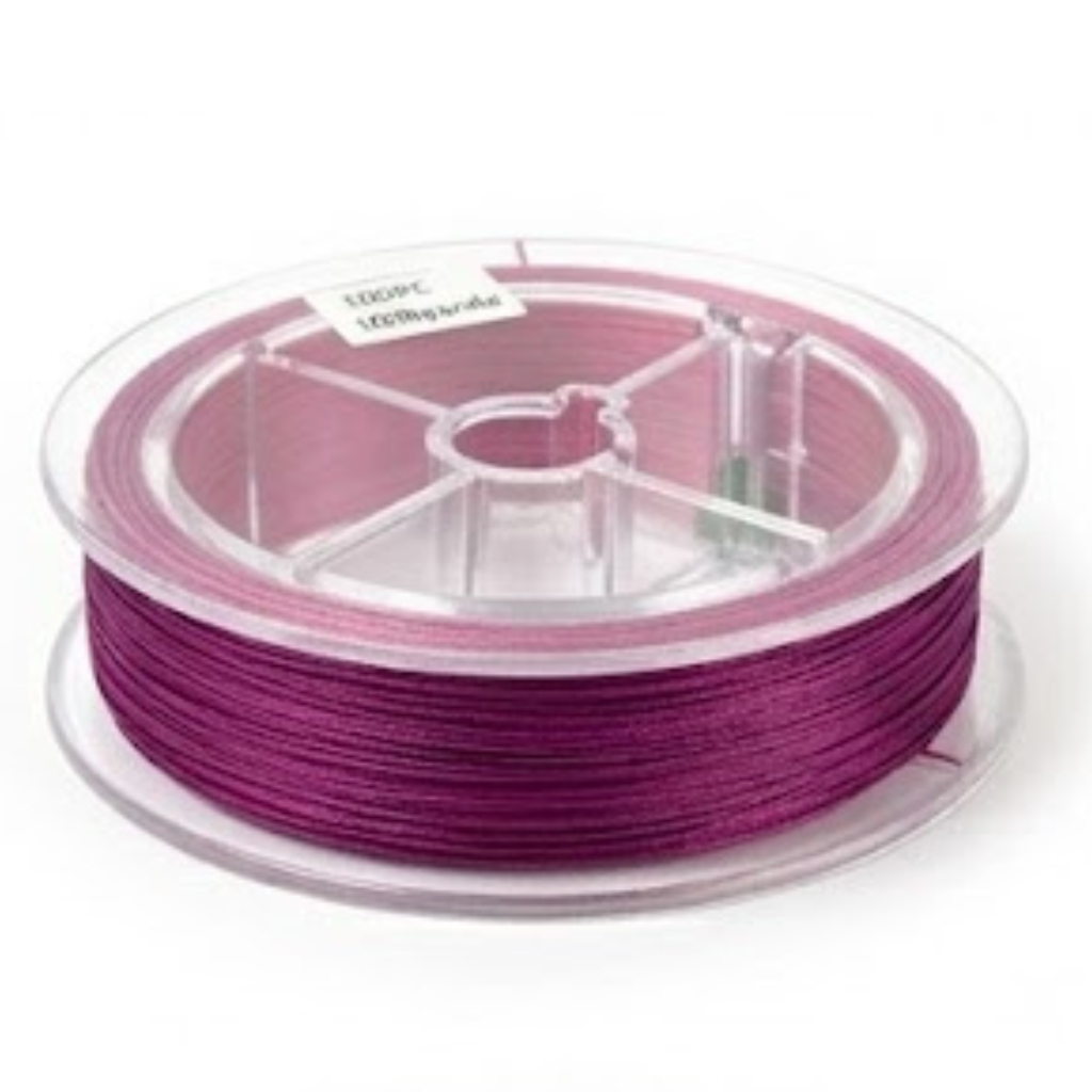 Une vue de studio nette et précise d'une bobine de fil de pêche tressé de couleur mauve fuchsia vif, enroulée sur une bobine en plastique transparent, reposant sur un fond blanc pur.