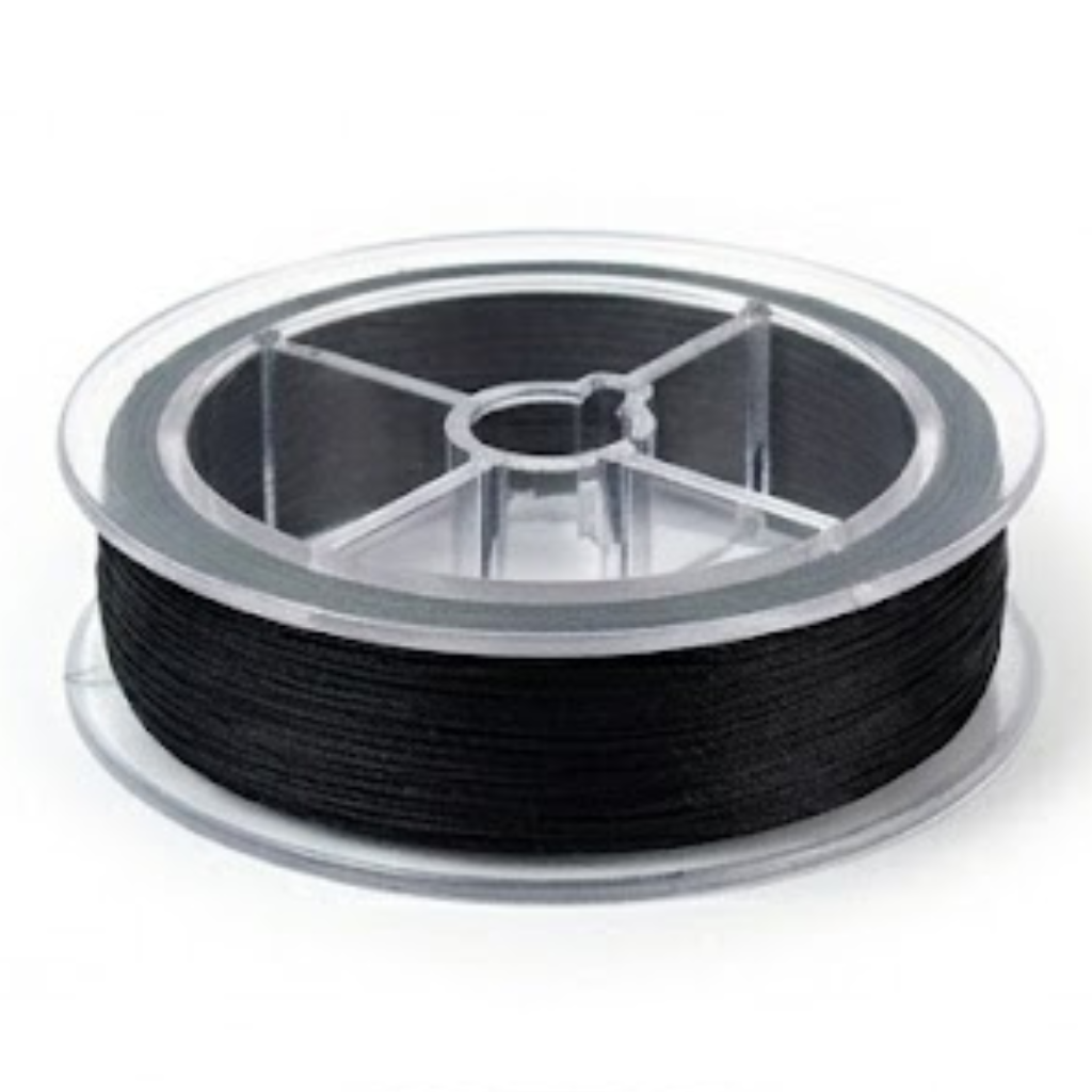 Une image de studio focalisée d'une bobine de fil de pêche tressé de couleur noir profond et uniforme, enroulée sur un dévidoir en plastique transparent, reposant sur un fond blanc pur.