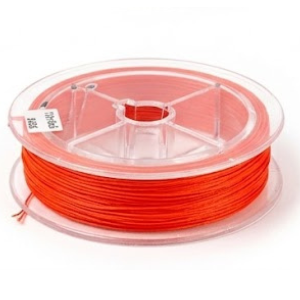 Une vue de studio en gros plan d'une bobine de fil de pêche tressé de couleur orange fluo éclatante, enroulée sur une bobine en plastique transparent, reposant sur un fond blanc net.