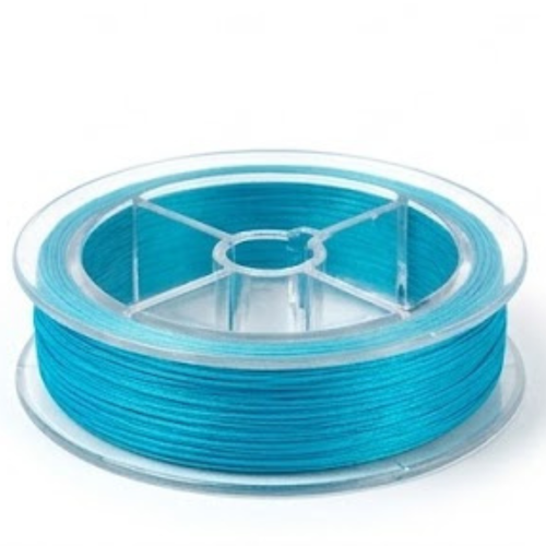 Une vue rapprochée et nette d'une bobine de fil de pêche tressé de couleur turquoise vif, enroulée sur une bobine en plastique transparent, reposant sur un fond blanc neutre.