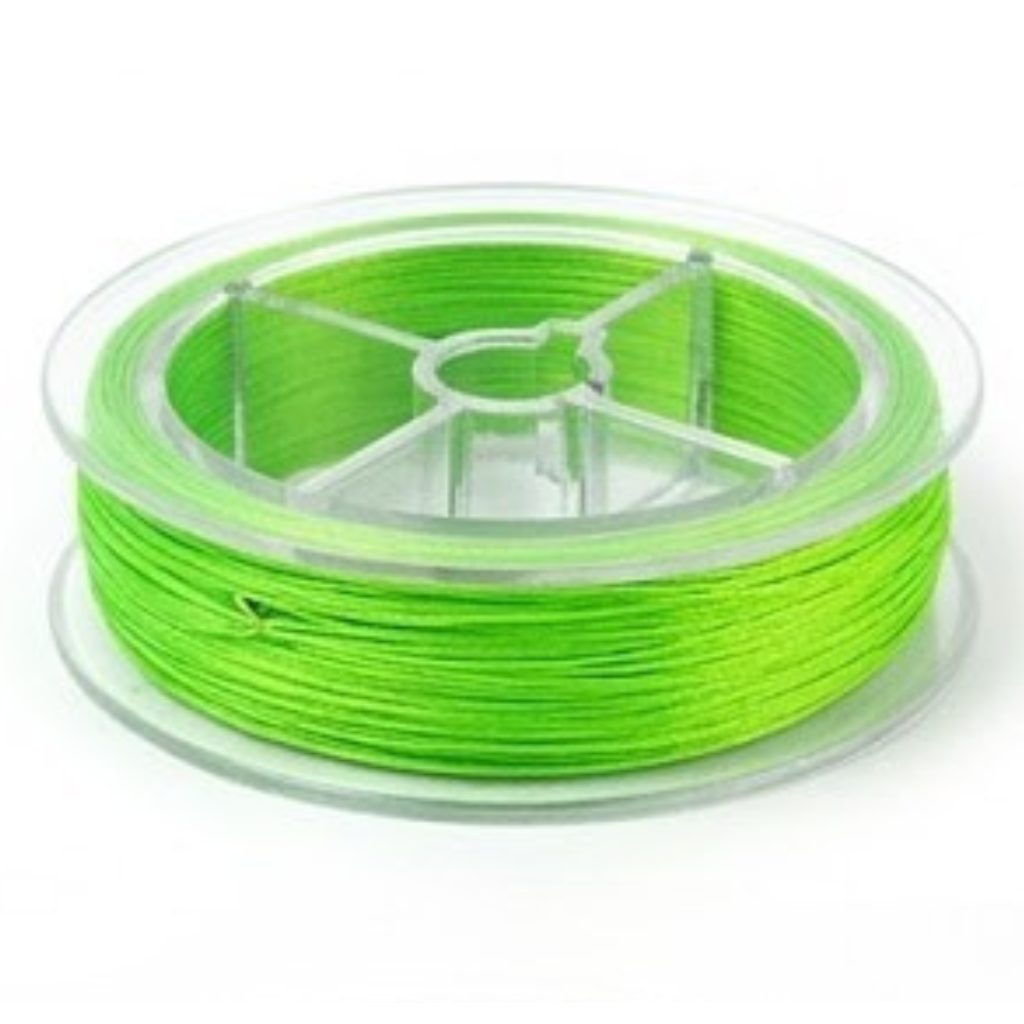 Une photographie nette et propre d'une bobine de fil de pêche tressé de couleur vert chartreuse fluo vif, enroulée sur un dévidoir en plastique transparent, sur un fond blanc neutre.