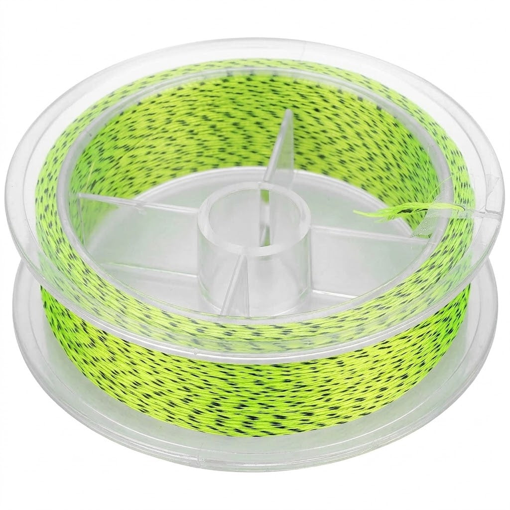 Une vue en gros plan d'une bobine de fil de pêche tressé de couleur vert fluo (jaune-vert vif) avec un motif de tachetures noires tissées, le tout enroulé sur une bobine en plastique transparent. La bobine est posée sur un fond blanc neutre.