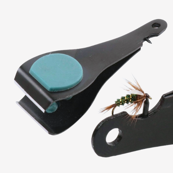 Accessoire de pêche à la mouche : coupe-fil ergonomique de 10cm en acier inoxydable noir mat montrant la fonction de nettoyage d'œillet de mouche.