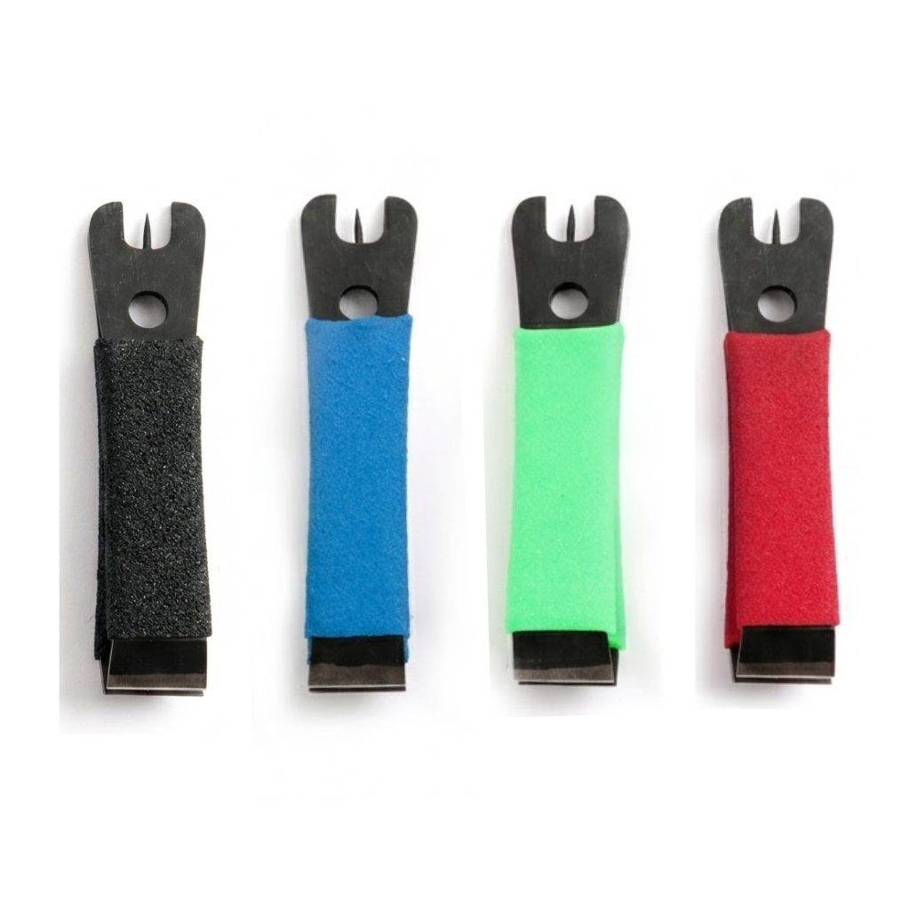 Quatre coupe-fils en métal noir pour la pêche à la mouche, alignés côte à côte sur un fond blanc. Chaque outil est équipé d'une petite aiguille débouche-œillet à son extrémité et d'une poignée texturée antidérapante. De gauche à droite, les poignées sont de couleur noire, bleue, verte et rouge.