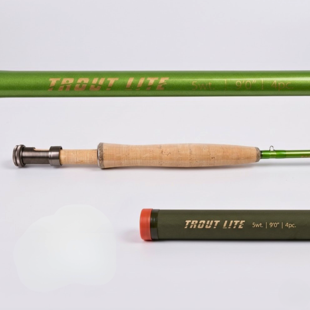 Une image composite détaillée sur fond blanc dégradé. En haut, une section du blank vert olive métallique avec le texte doré lisible : 'Trout Lite 5wt. | 9'0" | 4pc.'. Au milieu, la poignée en liège texturé et le porte-moulinet en métal gris usiné avec une bague de serrage. En bas, l'extrémité de la canne insérée dans un étui de transport en tissu texturé kaki foncé, avec le texte 'TROUT LITE 5wt. | 9'0" | 4pc.' et un capuchon orange vif.