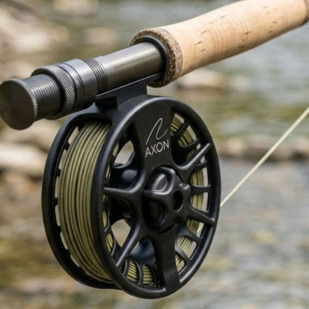 moulinet axon dx installer sur une canne a moucher aerriere plan de rivière, avec soie outbound short
