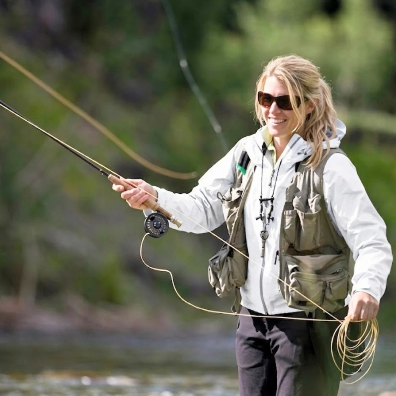 Pêcheuse à la mouche en rivière ensoleillée — Académie Axon, formation gratuite pêche à la mouche