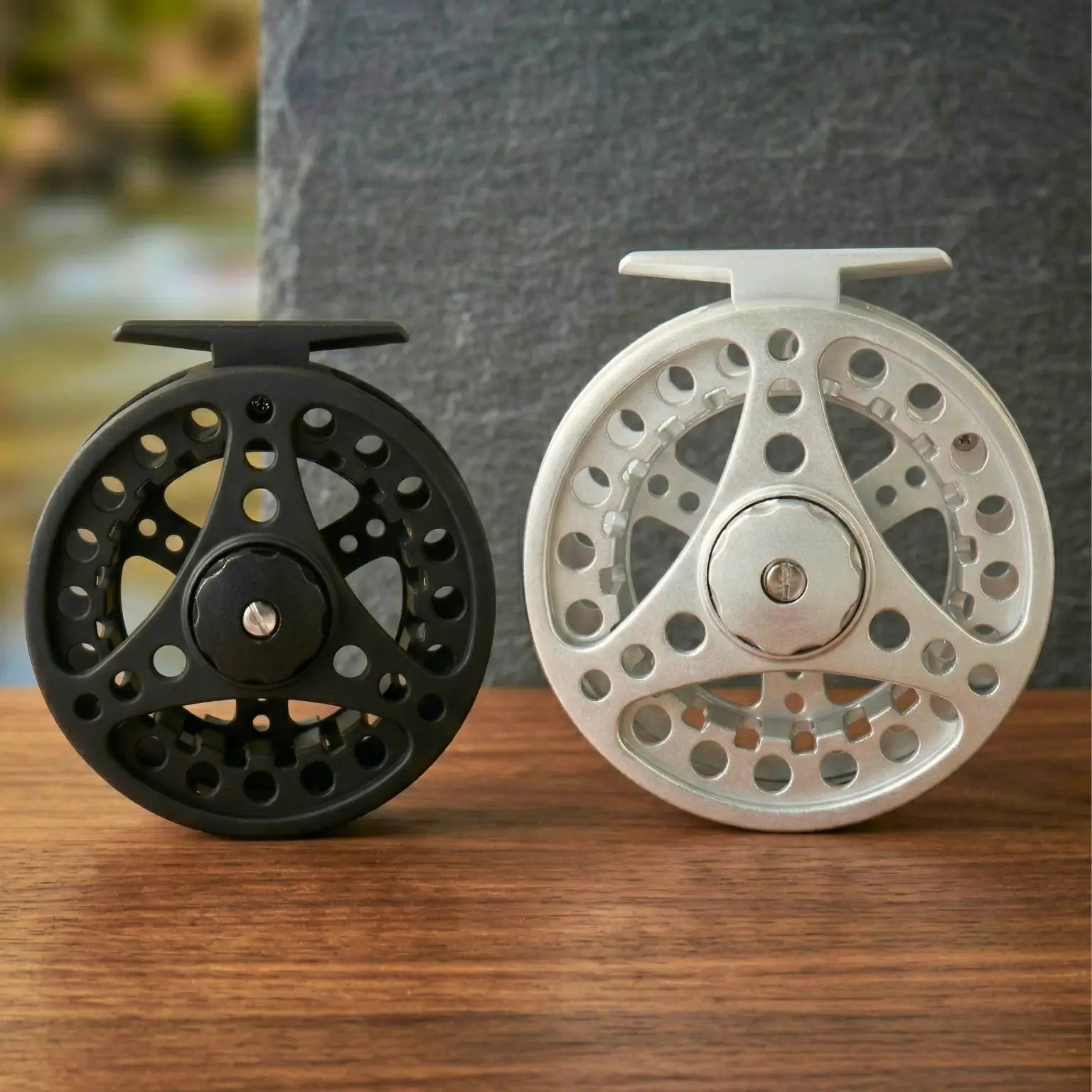 Moulinet pêche à la mouche Axon ALC aluminium posé sur bois — équipement fly fishing