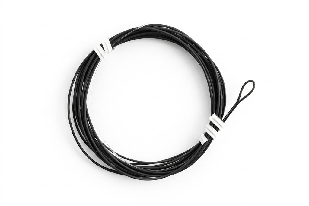 Polyleader calant haute densité de couleur noire pour la pêche à la mouche, enroulé en bobine circulaire serrée. Comprend une boucle d'extrémité soudée et deux attaches de rétention blanches. Section de ligne de liaison transparente visible à l'intérieur. Accessoire premium Axon Fly Fishing.
